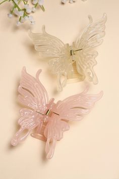 Embrace elegance with this stunning claw clip adorned with delicate butterfly motifs. Crafted for both beauty and functionality, this claw clip effortlessly holds your hair in place while adding a touch of whimsical charm to your look. Whether you're attending a formal event or simply adding flair to your everyday style, this clip is sure to make a statement. Product Measurements Length: 9cm Width: 10cm *This data was obtained from manually measuring the product, it may be off by 1-2 cm. 📦Enjoy Souvenir Gift Ideas, Gift Ideas For Bridesmaids, Butterfly Hair Accessories, Cute Hair Accessories, Blue Morpho Butterfly, Delicate Butterfly, Morpho Butterfly, Spring Shower, Romantic Lighting