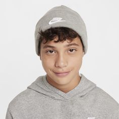 Turn chilly days into cozy ones with our Nike Peak beanie. Made from softly knit yarn, it has a fold-over cuff that lets you personalize your look. Peak Logo, Kid Lifestyle, Kids Beanies, Grey Beanie, Sneaker Dress Shoes, Heather White, Nike Kids, Nike Fashion, Top Beauty Products