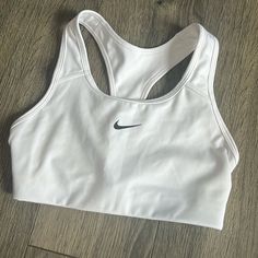 Nike Tops Women, Nike White Sports Bra For Running, Nike White Sports Bra For Sports Events, Nike White Breathable Sports Bra, Cute Sports Bras Nike, Nike White Sports Bra, Nike Sports Bra, Nike Tops, Running Clothes