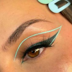 Birthday Eyeliner, Colourful Eyeliner Looks, Makeup Lila, Turquoise Eyeliner, Eyeliner Inspiration, Color Eyeliner Makeup, Eyeliner Inspo, Eyeliner For Beginners, Cute Eye Makeup