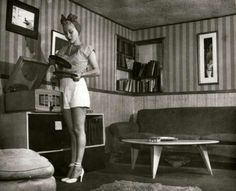 1950s girl, record player & fab decor via The Vintage Post Facebook. 1950 Pinup, Robert Mitchum, 1940s Woman, Vintage Life, 1940s Fashion, Moda Vintage, Brigitte Bardot, Soft Grunge