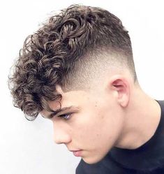 Macho Moda - Blog de Moda Masculina: DEGRADÊ MASCULINO: 13 ideias de Penteados com Fade e quais Modeladores Usar? Blowout Haircut Men, Blowout Taper Fade, Blowout Haircuts, Undercut Curly Hair, Drop Fade Haircut, Drop Fade, Curly Undercut