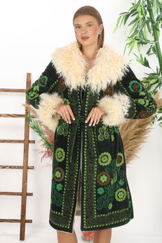 Modern 20s Fashion, Boho Style Boots, Unique Coats, Groovy Clothes, Mother Days, 1970s Women, Unique Boots, Hippie Fashion, Vintage Coats