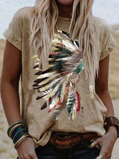 Shift Casual T-Shirts is fashionable and cheap, come to Noracora to find out about the Clothing Mode Country, Printed Tee Women, Feather Graphic, Indian Feathers, Indian Headdress, Animal Print Blouse, Feather Print, Floral Print Shorts, 귀여운 동물