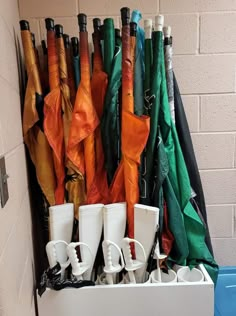 there are many umbrellas and cups in the holder