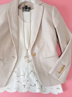 Ann Taylor Pave Pearlized Lariat necklace, Ann Taylor Petite Textured Single Button Blazer Ann Taylor Outfit, Petite Clothes, Khaki Blazer, Stylish Petite, Petite Blazer, Petite Sweaters, Look Formal, Blazer White, Tan Blazer