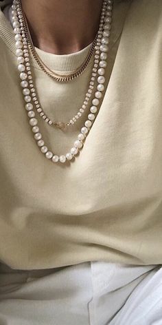 Winter Necklace Outfit, Chanel Necklace Outfit, Pearls Necklace Outfit Casual, Styling Pearls, Pearl Necklace Outfit, Wearing Pearls, Chanel 2023, Inexpensive Jewelry, Necklace Outfit