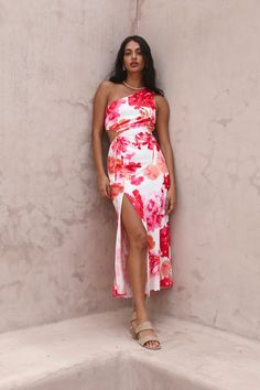 With the memories of Hawaii etched in our hearts and our next holiday already planned our Flowers In Your Hair Maxi Dress is number one on the list of must-haves! Style this number with a low bun and sandals. Flowy maxi dress, true to size Diagonal neckline, one shoulder style Cutout to waist with tie feature Floral patterns may vary Invisible zipper to side Partially lined, stops at split Lightweight polyester/rayon Slightly stretchy material  Cold hand wash only Model wears XS Length from shoulder to hem: 142cm on an S White Dress Flowy, Spring Break Dress, Flowers In Your Hair, Bandeau Maxi Dress, Cocktail Dress Formal, Knit Maxi Skirt, White Long Sleeve Dress, Skirt And Top Set, Low Bun