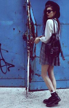 Embedded image 1990 Style, Preppy Grunge, 1990s Fashion, Outfit Jeans, Grunge Girl, New Rock, 90s Grunge