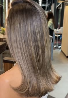 Brown And Blonde Balayage Straight Hair, Partial Blonde Highlights On Dark Hair, Mid Length Hair Highlights, Medium Ash Brown Hair With Highlights, Light Brown Hair With Highlights Ashy, Cream Blonde Highlights, Short Hair Blonde Highlights, Straight Hair Balayage, Baylage Hair