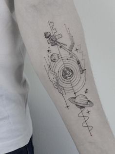 24 Creative Arm Tattoo Designs For Men That All Women Love - Cultura Colectiva Linework Tattoo Men, Simple Linework Tattoos, Geometric Universe Tattoo, Idea For Tattoo, Tattoo Line Art, Simple Tattoos For Women, Planet Tattoos, Muster Tattoos, Space Tattoo