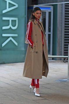 Women Overcoat, Black Prom, Dressed To Kill, Green Coat, Fall Winter Outfits, Fashion Pictures, Hijab Fashion