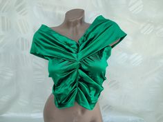 90s Vintage Womens Dressy Green Satin Crop Top/Tank Top. Size M. Top in excellent vintage condition. Bust 90cm (35.4 inches), top length 40cm (15.7 inches). Retro Sleeveless Party Top, Green Sleeveless Evening Tops, Retro Green Top For Party, Green Retro Party Tops, Vintage Spring Tank Top For Party, Satin Crop Top, Top Tank, Green Satin, 90s Vintage