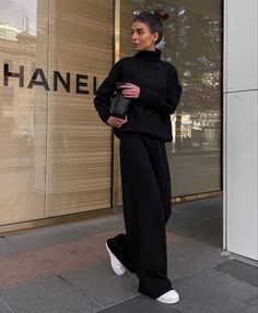 Dress Up Black Sweatpants, All Black Fashion Outfits, All Black Casual Outfits For Women, All Black Outfit For Women Classy, All Black Outfits For Women Casual, Dark Style Outfits, All Black Winter Outfits, Cool Black Outfits, All Black Fall Outfits