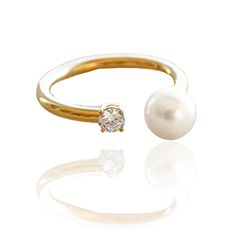 This incredible Provenance Open Diamond Pearl Ring features a Cygnet Bay (WA) grown Australian South Sea pearl and a stunning White Diamond set on a yellow gold band. Mabe Pearl Jewelry, Keshi Pearl Jewelry, Pearl Jewelry Shop, Pearl Farm, Pearl Strands Necklace, Mother Of Pearl Jewelry, Pearl Shop, Mabe Pearl, Keshi Pearls