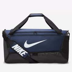 The spacious and durable Nike Brasilia Duffel Bag keeps all your training gear at hand. A side compartment stores shoes separately, while inner and outer pockets help you stay organized. This product is made with at least 65% recycled polyester fibers. Gym Bags For Women, Nike Duffle Bag, Mochila Nike, Jordans Retro, Trip To Nyc, Sport Nike, Fall Fashion Casual, Bags Makeup, Nike Bags