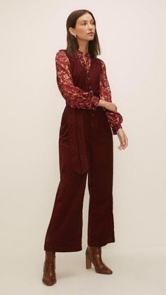 The Best Stylish Work Outfits for Effortless Office Chic ✨💼 Finding stylish yet appropriate work outfits isn’t always easy. Our ideas bring you polished, bold corporate outfits. 😊 Pin this for effortless work style! 1970s Business Casual, 70s Office Wear, 70s Jumpsuit Outfit, 70s Work Outfit, 70s Chic Fashion, Winter 70s Outfits, Vintage Autumn Outfits, 70s Winter Outfits, 70s Business Casual