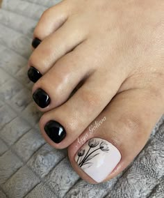 Butterfly Toe Nails, Black Nail Pedicure Toenails, Black White Pedicure, Pedicure Ideas Black, Black Design Pedicure, Black And White French Pedicure, Simple Toe Nails