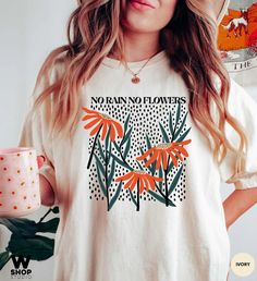 Funny Shirt Women, Cute Tshirts Aesthetic, Retro T Shirt Design Graphics, Floral Graphic Tee, Floral Tee Outfit, T Shirts For Women Style, T Shirt Ideas For Women, Trending Shirt Designs, Graphic Tee Trends