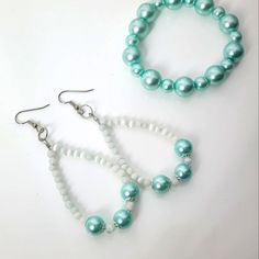 Glass Pearl And White Cat, Teal/White Oval Earrings And Stretch Bracelet Oval Earrings French Hooks 3½"L X 1¼"W. 8 And 2mm Beads. Stretch Bracelet 7" 6 And 10mm Beads. Clay Bead Earrings, Simple Bead Earrings, 2mm Beads, Ombre Earrings, Bracelet Inspo, Beaded Earrings Diy, Diy Jewelry Unique, Wire Jewelry Designs, Oval Earrings