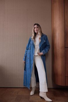 Long Denim Trench Coat, Denim Long Coat Outfit, Jean Trench Coat Outfit, Long Denim Coat Outfit, Jeans Trench Coat Outfit, Denim Coat Street Style, Jeans Coat Outfit, Denim Trench Coat Outfit, Denim Coat Outfit