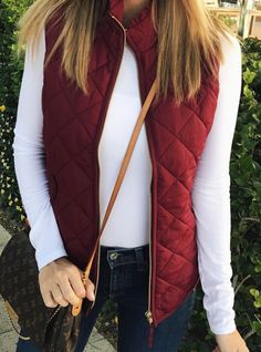 Burgundy Vest Outfit, Chalecos Outfits, Simple Kurta Designs, What To Wear Today, 60 Fashion, Fall Outfits For Work, Vest Outfits, Quito, Warm Outfits