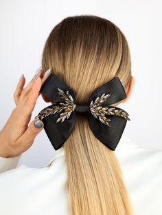 The bow represents classics and a love for minimalism. The tender crystal spikelets add a shiny touch to your elegant outfit. Make your office or denim look more interesting with the contrast Oliver. A secure fixation provides a quality French barrette. Size:Width — 4,72 inLength — 6,30 in Color: BlackMaterials: Satin, crystal rhinestones in the form of boats *Just so you know, color may vary depending on your device settings. Hairband Crochet, Diy Hairband, Wedding Gifts Unique, Gift For Bride And Groom, Engraved Glassware, Sister Wedding Gift, Patterns For Fashion, Crochet Bow, Elegante Y Chic