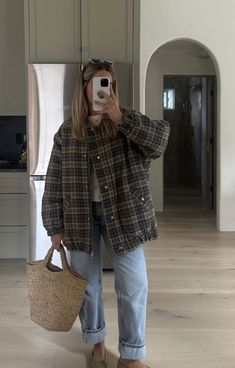 Winter On The Beach Outfits, Beach Cold Weather Outfit, Fall Vibes, Everyday Style, Style Me Pretty, Beach Outfit, Dream Wardrobe, Everyday Fashion, Spring Outfits