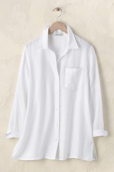 The lightweight big shirt you love, in European-grown linen – updated with a roomier fit, long sleeves and a great longer length. So it’s even easier to toss on as a top layer. or wear solo. Pleated back yoke, single chest pocket, side-slit hem. White Linen Shirts Women, Wisconsin Fall, Linen Long Sleeve Top, White Linen Blouse, White Cotton Blouse, Linen Shirts Women, White Linen Shirt, Big Shirt, Printed Summer Dresses