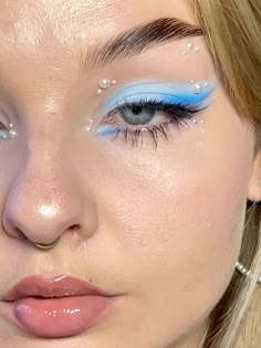 White And Light Blue Eyeshadow, Eye Looks With Pearls, Makeup For Blue And White Dress, Carnival Theme Makeup, Powder Blue Eyeshadow Looks, Blue Floral Makeup, Make Up Looks Eyeshadow, Light Blue Eye Makeup Prom