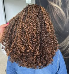 Natural Hair Highlights, Dyed Curly Hair, Highlights Curly Hair, Peekaboo Hair, Brown Curly Hair, Dyed Hair Inspiration, Colored Curly Hair, Dyed Natural Hair, Natural Curls Hairstyles