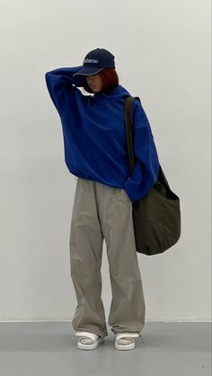 Baggy Pants Outfit Winter, Outfits With Parachute Pants, Windbreaker Pants Outfit, Parachute Pants Outfit Winter, Gorpcore Girl, Baggy Street Style, Gorpcore Outfit, Parachute Pants Outfit, Pakaian Hipster