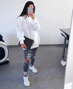 Yeezy Outfit Women, Yeezy Outfit, Winter Fashion Outfits, College Outfits, Outfits Casuales, Comfy Outfits, White Sneakers, Cute Casual Outfits, Ripped Jeans