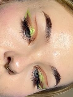 Orange And Green Makeup, Green Eyeliner Looks, Colorful Eyeliner, Green Eyeliner, Orange Makeup, Learn Makeup, Green Makeup, Brown Makeup