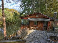 a log cabin sits on the edge of a lake