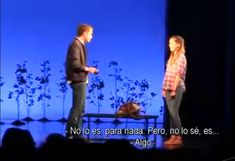 two people standing on stage talking to each other in front of a screen with the words'no es para nadda, pedro