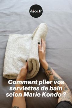 a person laying on top of a bed with a towel over their head and the words commentment plier vos servietes de bain selon marie kondo?