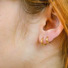 Huggies for every part of your ear. Easy to wear and easy to take off. These gold statements are perfect for everyone's ear Everyday Jewelry Gold, Layer Jewelry, Elephant Earrings Studs, Earring Simple, Sleeper Earrings, Small Hoop Earrings, Shades Of Gold, Minimal Jewelry, Gold Necklace Layered