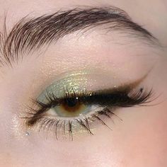 Light Green Prom Makeup, Prom Makeup For Green Eyes, Green Eyeliner Looks, Glam Looks, Prom Makeup, Makeup Pictures, Party Makeup, Green Eyes