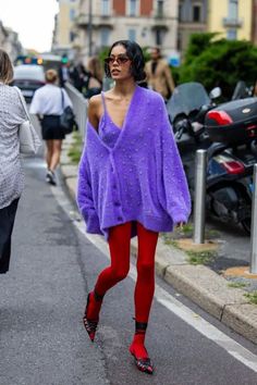 Purple Tights Outfit, Libra Outfits, Colorful Tights Outfit, Glam Street Style, Unusual Outfits, Baggy Outfit Ideas, Red Tights, Maxi Cardigan, Tights Outfit