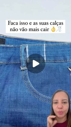 a woman is standing in front of her jeans with the words, faca eso as