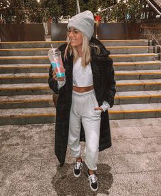 facf9f743b083008a894eee7baa16469desc39902276ri Cute Sweatpants Outfit, Sweatpants Outfits, Beanie Outfit, Cute Sweatpants, Skandinavian Fashion, Sweatpants Outfit, Chill Outfits, Mode Inspo