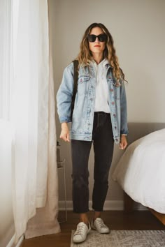 Cool Fall Outfits Casual, Denim Jacket Black Jeans, Hoodie Denim Jacket, Week Of Outfits, Jeans And White Sneakers, Trendy Mom Outfits, Denim Jacket Black, Capsule Wardrobe Casual, Jeans Outfit Fall