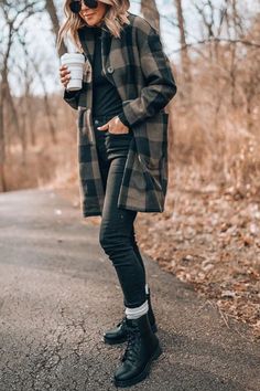 Elegant Punk Style, Long Flannel Jacket Outfit, Edgy Fall Outfits Grunge, Italian Street Style Winter, Cute Fall Outfits With Boots, Mountain Casual Outfits, Fall Outfits Dr Martens, Oregon Winter Outfits, Doc Martens Outfit Winter Casual