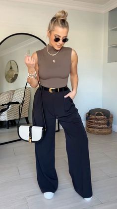 Estilo | tendência | look | calça alfaiataria | zara | look | mulheres | aesthetic | Calça feminina | alfaiataria/pantalona | verão inverno | elegante | despojado / estiloso | femininas | look | leve | confortável Chique Outfit, Chique Outfits, Stylish Work Attire, Mode Casual, Casual Chic Outfit