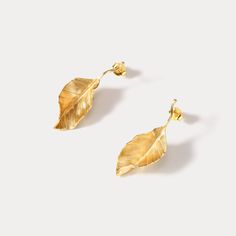 Embrace the seasonal melody with our Autumn Leaves Earrings, these earrings capture the essence of fall, where leaves transform into a vibrant tapestry of warm hues. Adorning yourself with these earrings is akin to carrying a harmonious tune of nature's beauty, a visual ode to the fleeting yet enchanting moments of autumn. DETAILS Plating:  18k Gold  Materials:  18k Gold on 925 Silver Size: 1.42"* 0.51 "(3.6cm* 1.3 cm) Weight:  4.0g/pr Autumn Details, Autumn Jewelry, Leaves Earrings, Fall Jewelry, Nature Jewelry, Leaf Earrings, Nature Beauty, Gold Material, Earring Gifts