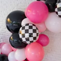 black, white and pink balloons are arranged in the shape of a checkerboard ballon