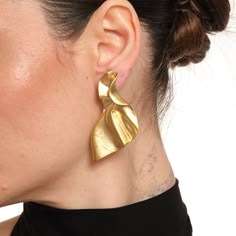 Elevate your wardrobe with the ZEYDOR Sculpted Gold Flair Earring, a masterpiece of abstract design and artistic expression. This statement piece embodies a fusion of modern artistry and timeless elegance, making it a versatile accessory for any occasion. Craft your statement; wear your art. With these earrings, you're not just accessorizing - you're proclaiming your style to the world. Nature Jewelry Photoshoot, Junk Couture, African Inspired Earrings, Gold Dangling Earrings, Sculpted Jewelry, Architectural Jewelry, Sculptural Jewelry, Brand Moodboard, Antique Jewellery Designs