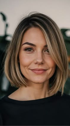 Trendy Mom Makeover: 15 Stylish Haircuts for Modern Moms - Fads Medium Bob Hairstyles Blonde, Below The Chin Bob, Mom Bob Haircut Round Face, Bob For Long Face Shape, Round Face Bob Haircut, Shoulder Length Hair For Round Faces, Short Medium Length Haircut, Soft Bob Haircut, New Mom Haircuts