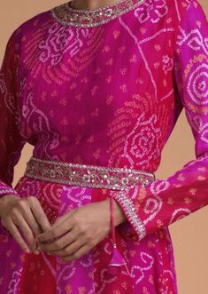 Bandhani Dress Designs Indian Kurti, Bandhani Suits Design, Bandhani Outfit Ideas, Bandhani Kurtis, Lehriya Kurti Designs, Bandhani Dress Party Wear, Bandhani Gown, Rajasthani Suit, Kurti With Belt